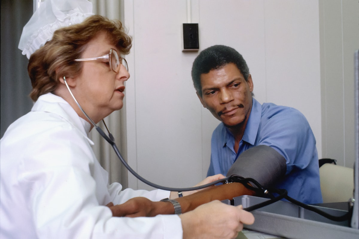 Hombre adulto realizando ejercicio cardiovascular